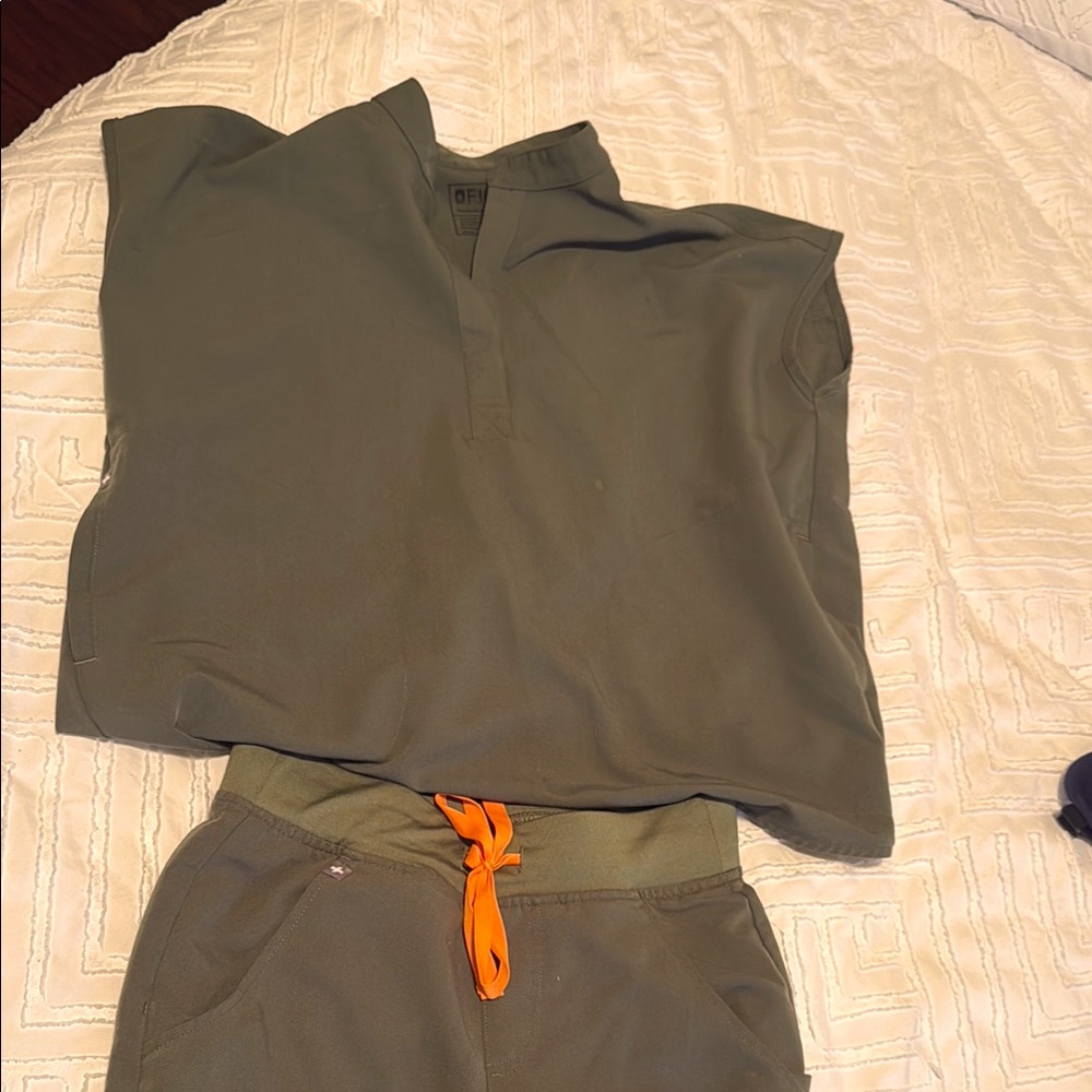 Figs scrubs – Rafaela top XS and Zamora joggers XXS/petite -Moss Green PO 3972